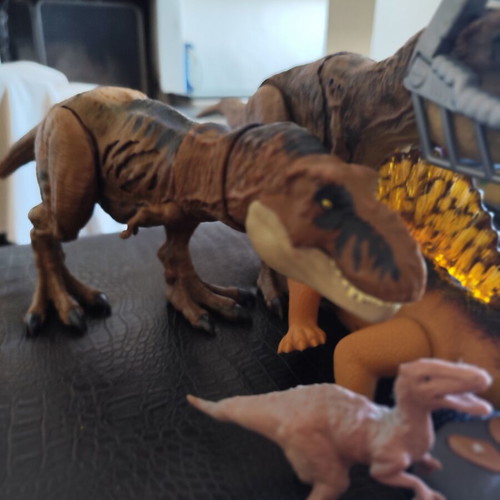 Dinosaur figures like new, pack of 9 large and 30 small to medium