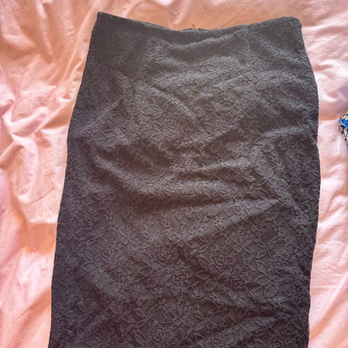 Zara pencil skirt with back slit like new, size M