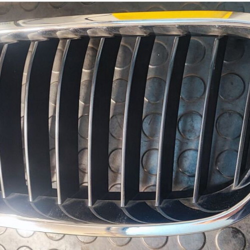 BMW Series 3 F30-F31 grille badge used chrome-black
