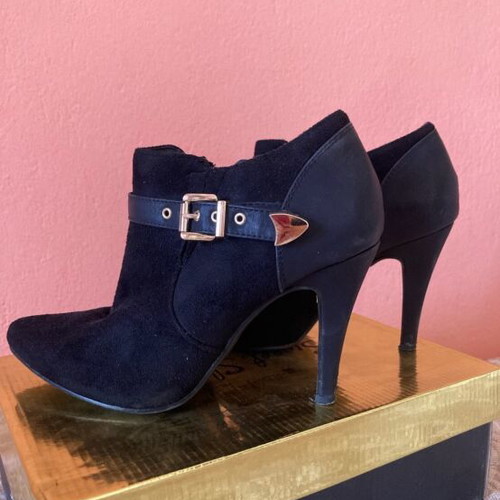 Ankle boots size 39 black with side zipper like new