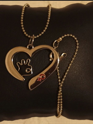 Stainless steel necklace with double-sided heart like new