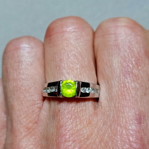 Silver 925 ring with peridot like new