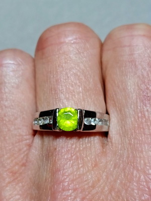 Silver 925 ring with peridot like new