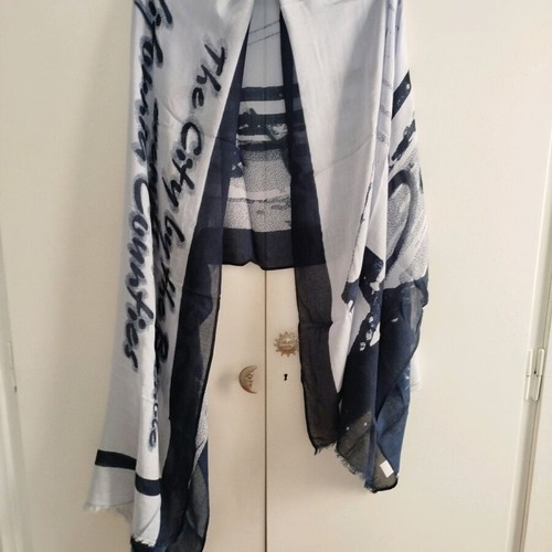 Scarf s Oliver blue and white like new
