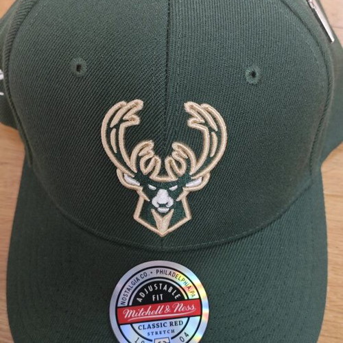 Milwaukee Bucks cap with embroidered Giannis Antetokounmpo signature and NBA pin new