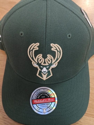 Milwaukee Bucks cap with embroidered Giannis Antetokounmpo signature and NBA pin new