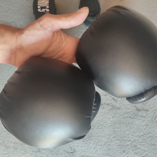 Everlast Rodney 12oz boxing gloves with Technics hand wraps