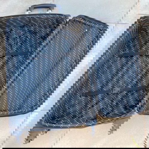 Μεγάλη μπλε βαλίτσα