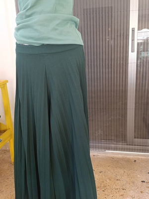 Morena Spain Pants like new, dark green, pleated front