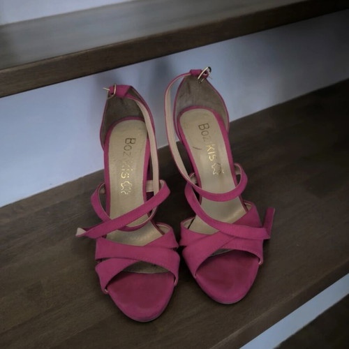 Bozikis women's fuchsia sandals like new with thick heel size 37