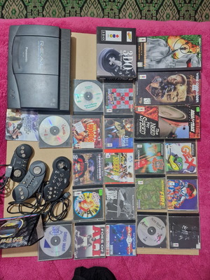 Panasonic 3DO console used with many games and 3 controllers