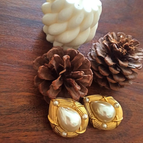 Vintage clip-on earrings with faux pearls and gold tone, like new