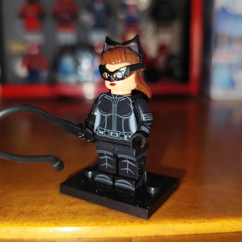 Catwoman minifigure like new with stand and whip