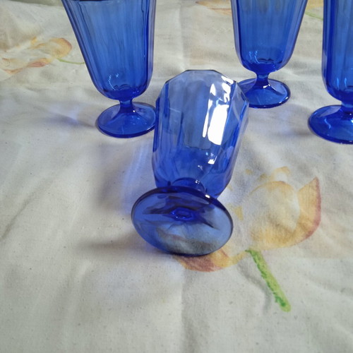 Wine glasses set of 4 like new