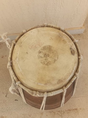 Mridangam ξύλινο κρουστό όργανο μεταχειρισμένο, παραδοσιακό ινδικό τύμπανο