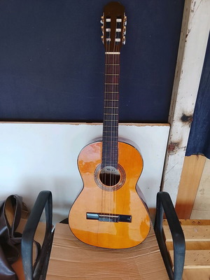 Guitar used with slightly broken case on the sides
