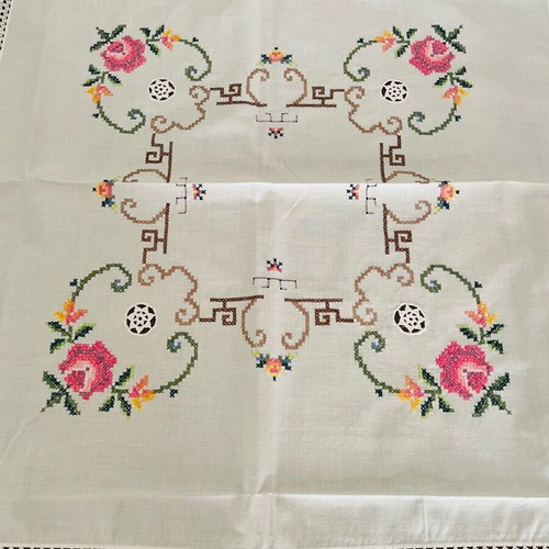 Machine embroidered tablecloth white like new 100x105