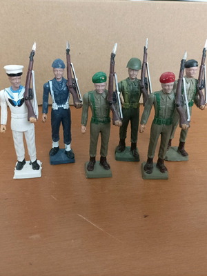 Vintage unused soldier figures, pack of 6 from 1960s