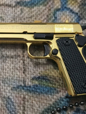 Colt 1911 pistol keychain new, scale 1:3, black and gold