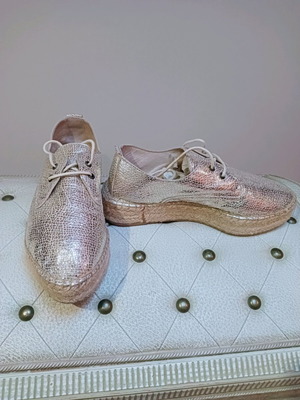 Women's leather shoes like new, gold with laces