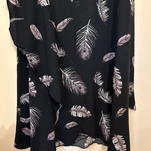 Tag pareo skirt like new, one size, black with feather pattern