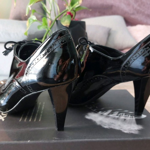 Geox patent leather Oxford shoes size 38 with 9cm heels like new