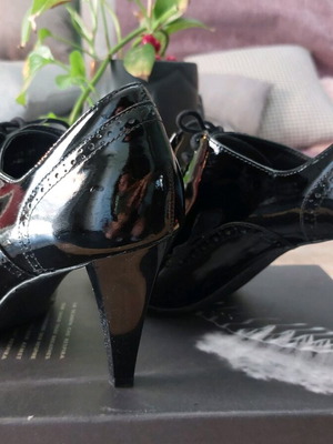 Geox patent leather Oxford shoes size 38 with 9cm heels like new