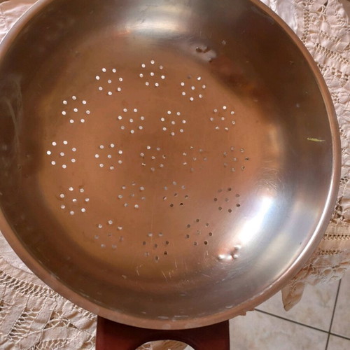 Stainless steel colander used with handles and feet