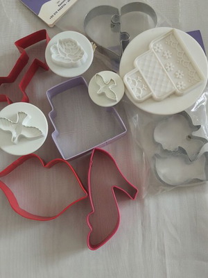 Wedding and Love Cookie Cutters Set like new, 10 pieces, metal and plunger