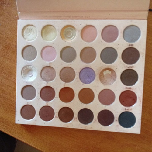 Thang eyeshadow palette with 35 shades like new
