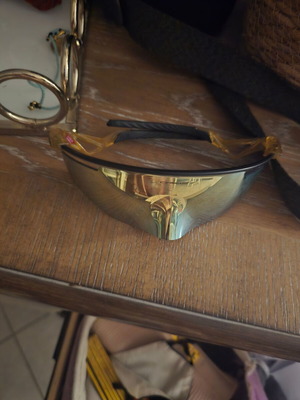 Oakley sunglasses almost new, gold and black