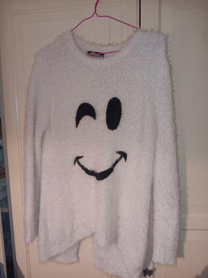 Fuzzy sweater like new with smiley print, white, size s-m