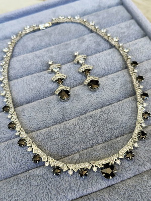 Jewelry set with zircon stones, like new, necklace and earrings