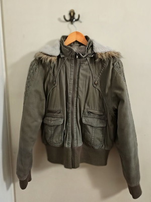 Khaki jacket militaire style with faux fur hood, size XL, like new