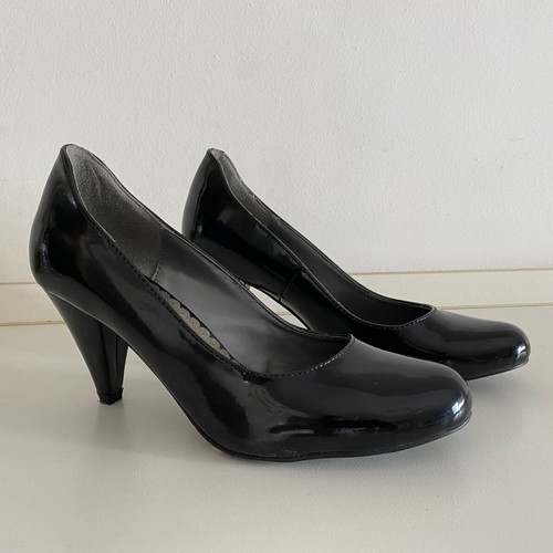 Migato black patent leather pumps size 38 like new