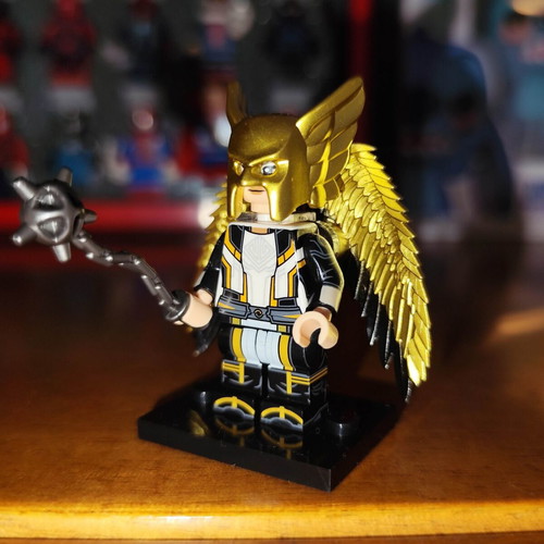 Hawkgirl figure like new with accessories