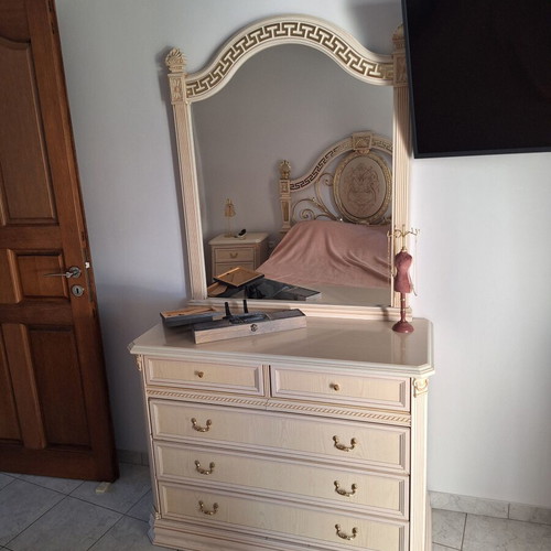 Bedroom set like new with 2 nightstands and dresser with mirror