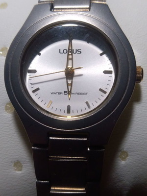 Ρολόι χειρός γυναικείο LORUS μεταχειρισμένο με μεταλλικό μπρασελέ