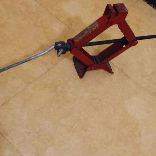 Mechanical car jack used