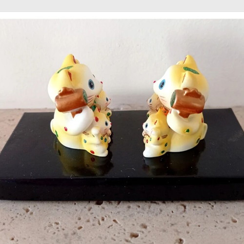 Small decorative Maneki Neko cats made of resin like new
