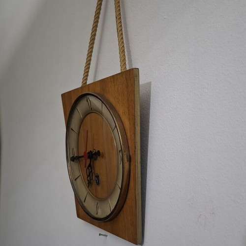 Mid-Century Modern wall clock like new with rope and wood