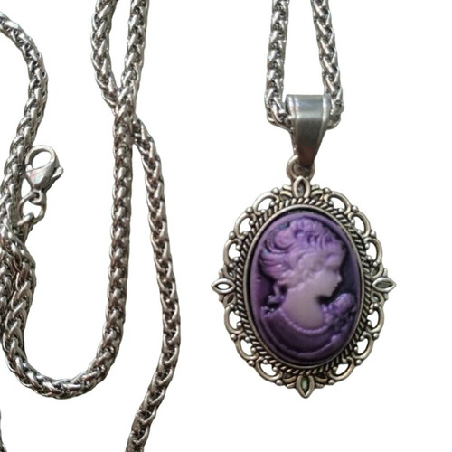 Cameo pendant with stainless steel chain like new, 58cm