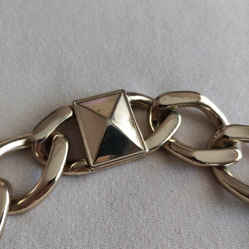 Chunky gold chain necklace used with magnetic clasp