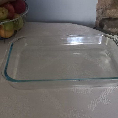 Pyrex rectangular glass bakeware 0.22x0.34m with handles and 24-piece cutlery set gift