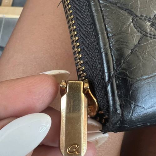 Axel wallet like new, large with 3D logo black and gold
