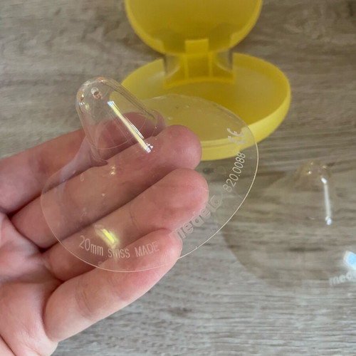 Medela Contact silicone nipple shields M (20mm) with case like new, 2 pcs