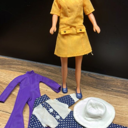 Barbie Twist and Turn 1983 like new with 3 clothing sets, hat and shoes