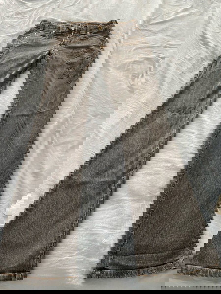 Trussardi Jean μαύρο σε κλασική ίσια γραμμή με δερμάτινο κέντημα.