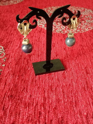 Earrings with clip and embossed wave design used, black and gold