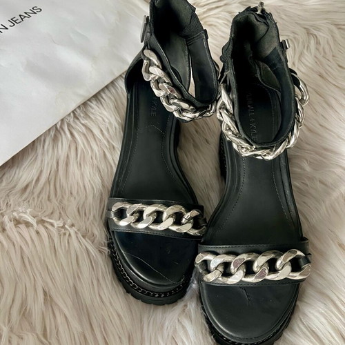 Kendall + Kylie Cass platform sandals used, black with chains